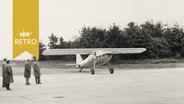 Kleines Propeller-Flugzeug (Lufttaxi) auf einem Rollfeld 1960  