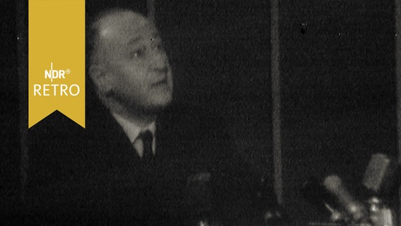 Unbekannter Redner bei einer DDR-Gedenkveranstaltung 1961  