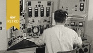 Funktechniker an einer Schaltstation bei der Arbeit (um 1960)  