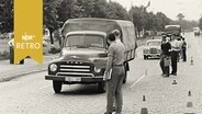 Junge Männer bei einer Verkehrszählung an einer Einfallstraße in Hamburg 1960  
