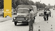 Junge Männer bei einer Verkehrszählung an einer Einfallstraße in Hamburg 1960  