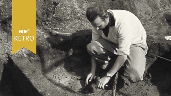 Archäologe bei einer Ausgrabung in Haithabu 1960  