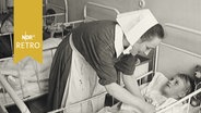 Krankenschwestern bei der Pflege von Kindern in einem Krankenhaus der Diakonie  