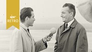 Journalist Werner Baecker gibt am Flughafen ein Interview (1960)  