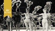 Sieben Eistänzerinnen bei einer Revue 1960  