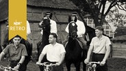 Drei Staffelteilnehmer mit Fahrrad und drei mit Pferd posieren fürs Foto (1960)  