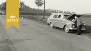 PKW mit einer Panne am Straßenrand einer Landstraße 1960  