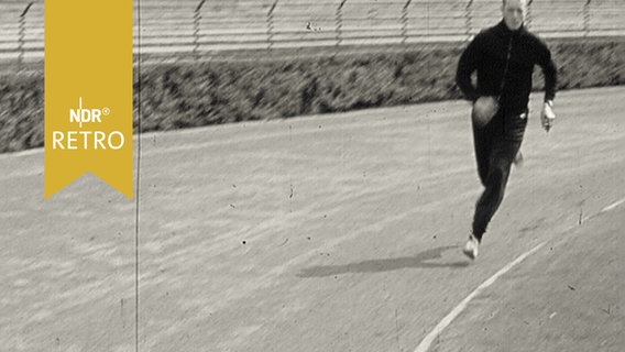 Walter Mahlendorf beim Laufen auf der Laufbahn (1960)  