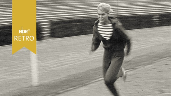 Jutta Heine beim Laufen auf der Laufbahn (1960)  