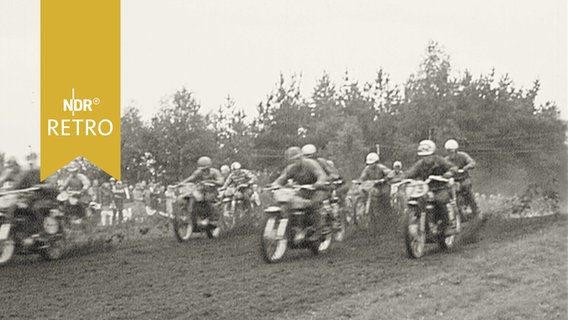 Motorradfahrer kurz nach dem Start bei Motocross-Rennen 1960  