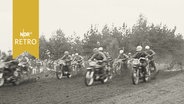 Motorradfahrer kurz nach dem Start bei Motocross-Rennen 1960  