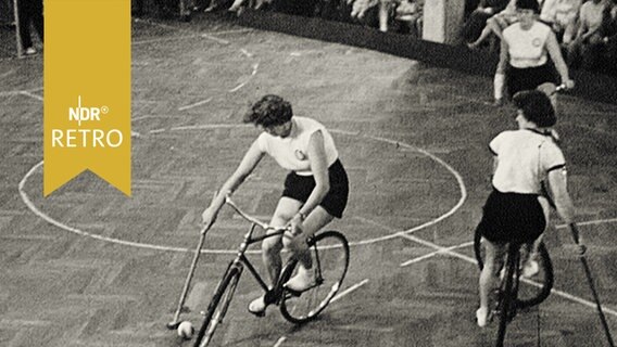 Drei Frauen beim Radpolo in einer Halle 1960  