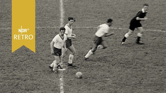 Fußballer des SV Werder Bremen beim Anstoß (1960)  