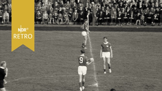 Handballer des TSV Büdelsdorf vor voller Tribüne im örtlichen Stadion beim Feldhandball (1960)  