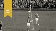 Handballer des TSV Büdelsdorf vor voller Tribüne im örtlichen Stadion beim Feldhandball (1960)  