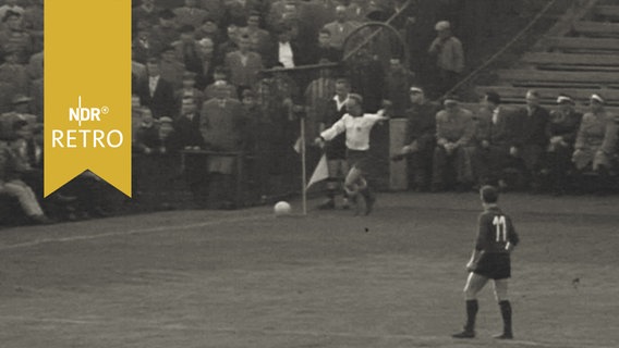 Spieler FC St. Pauli beim Eckball am Millerntor (1960)  