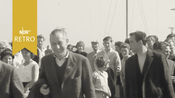 Mehrere Spieler des HSV bei Ankunft auf Helgoland 1960  