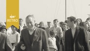 Mehrere Spieler des HSV bei Ankunft auf Helgoland 1960  