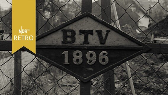 Wappen des BTV 1896 (Bremer Tennisverein) an einem Zaun zum Vereinsgelände  