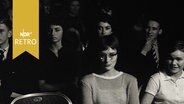 Überwiegend junge Menschen sitzen im Publikum einer Aufführung 1960  