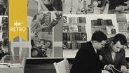 Zwei junge Männer lesen in einer Ausstellung sowjetischer Bücher am Tisch in einem Bildband  
