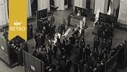 Blick von oben in den Hamburger Börsensaal mit zahlreichen Händlern bei der Arbeit (1960)  