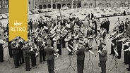 Polizeimusikkorps bei Platzkonzert auf dem Kieler Rathausmarkt (1960)  