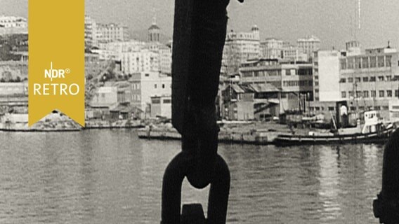 Skyline von Genua 1960, im Vordergrund Ketten an einem Schiff  
