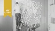 Drei junge Leute kleben ein Mosaik an eine Wand (1960)  