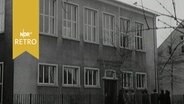 Schülerinnen betreten Gebäude der Frauenfachschule Wilhelmshaven (1961)  