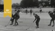 Jugendliche spielen Eishockey auf dem Isebekkanal in Hamburg (1961)  