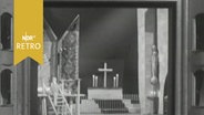 Bühnenbild im Miniaturtheater (1961) zeigt Altarraum einer Kirche  