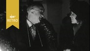Eine Frau schüttelt Schulleiter Eduard Leusen die Hand (Verabschiedung in den Ruhestand 1961)  