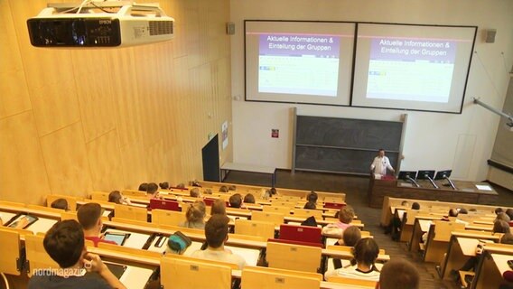 Studierende in einem Hörsaal. 