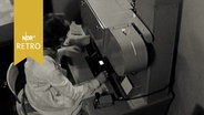 Fachfrau an einem Farb-Kopiergerät 1961  