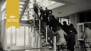Schüler gehen im Treppenhaus der Hauptschule Sattelhof hoch  
