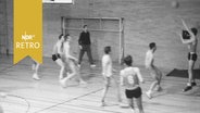 Basketballspieler bei einem 3-Punktewurf in einem Oberligaspiel 1961  