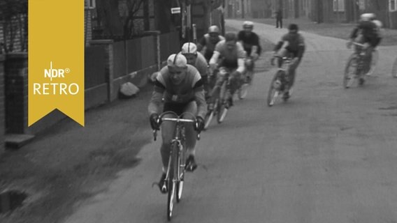 Der Berliner Radsportler Wolfgang Schulze beim Straßenrennen in Rotenburg (?) in Führung (1961)  