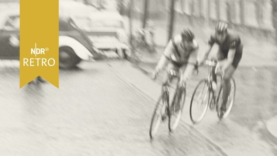 Radrennfahrer beim Braunschweiger Straßenrennen 1961  