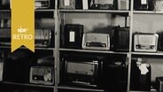 Regal mit verschiedenen Radiogeräten im Pfandhaus (1961)  