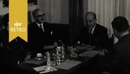 Mehrere Männer beim Kaffekränzchen (1961, Schriftstellertreffen)  