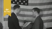 Verleihung Peter-Zenger-Preis vor US-amerikanischer Flagge an einen Schülerzeitungsredakteur 1961  