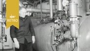 Angestellter an einem Gaskessel der neuen Flüssiggas-Spaltanlage in Husum (1961)  