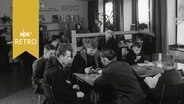 Schüler in einer Wartehalle im Bahnhof Hildesheim  