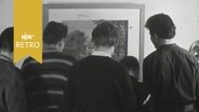 Junge Männer stehen in einem Museum vor einem Bild (1961)  