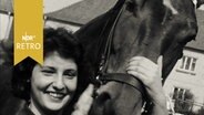 Porträt einer lachenden jungen Frau mit Pferd  