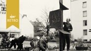 Künstler Paul Halbhuber bei der Arbeit an seiner Bronzeskulptur als Denkmal für Gerhard Rohls in Vegesack 1961  