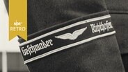 Armbinde an einem Uniformärmel mit Frakturschrift "Geschwader Richthofen"  