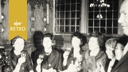 Sechs Frauen sitzen beim Sektempfang in einer Raumecke (SPD-Delegierte 1961)  