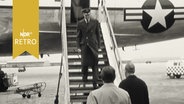 US-General Lauris Norstad kommt die Gangway eines Flugzeugs herunter (1961)  